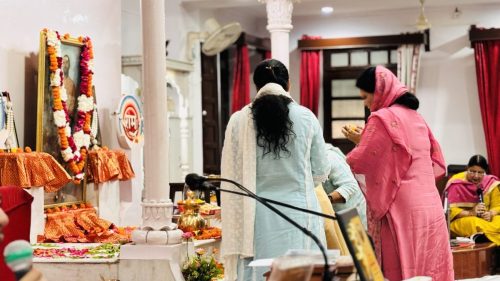 Sadhaks Offering flowers to Gurudev