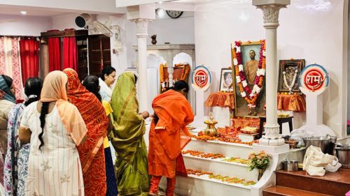 Sadhaks offering Aarti to Gurudev